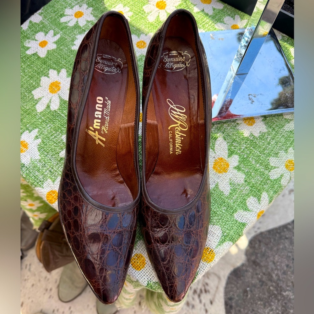 Beautiful vintage alligator leather heels size 9.5 runs like an 8.5 great condit